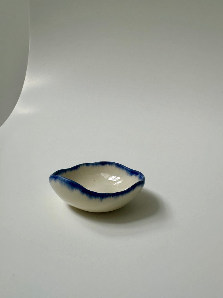 Little porcelain round blue