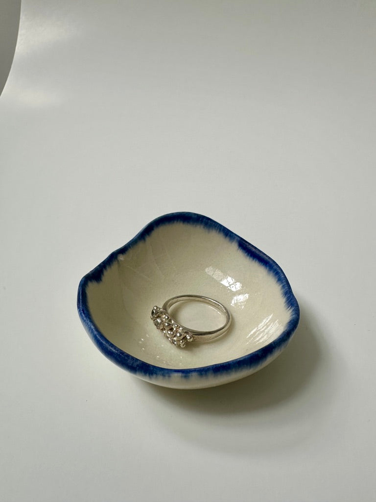 Little porcelain round blue