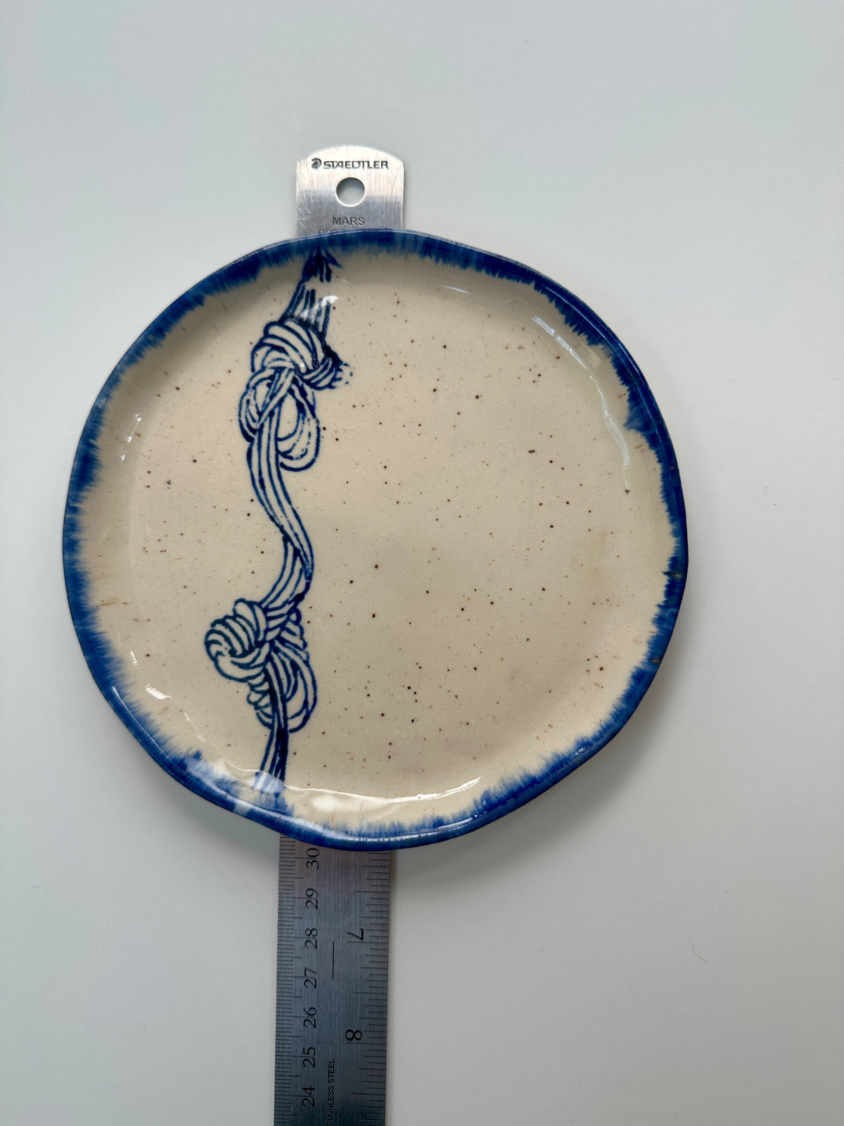 Small speckled knot plate
