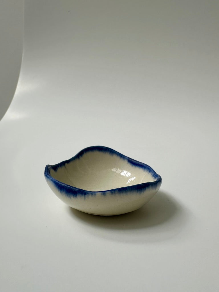 Little porcelain round blue