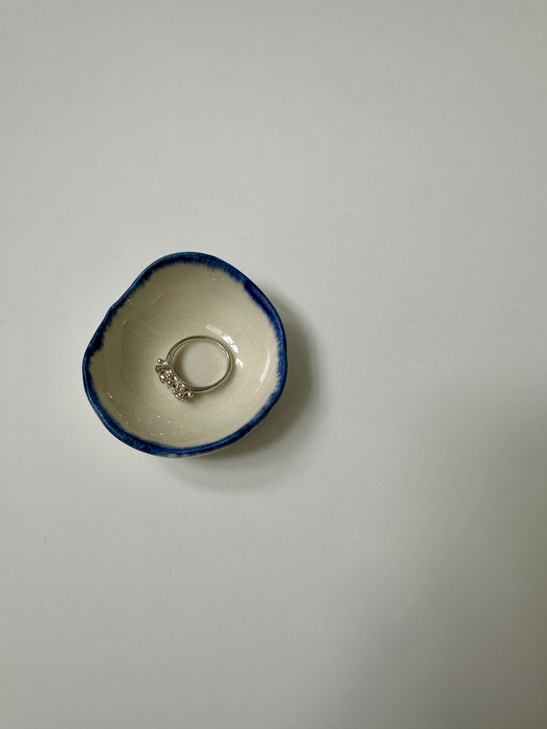 Little porcelain round blue