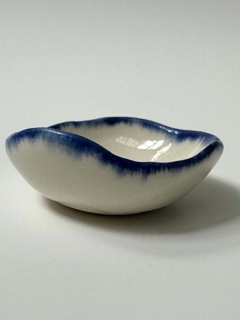 Little porcelain round blue